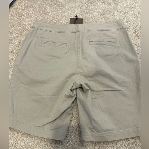 Tommy Bahama Sail Away Twill 9-inch Bermuda Shorts size 4 NWT - Picture 3 of 5